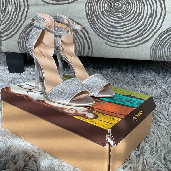 Zigi Soho Size:9 Color: Sliver Condition: Slightly Worn - Picture 2 of 3